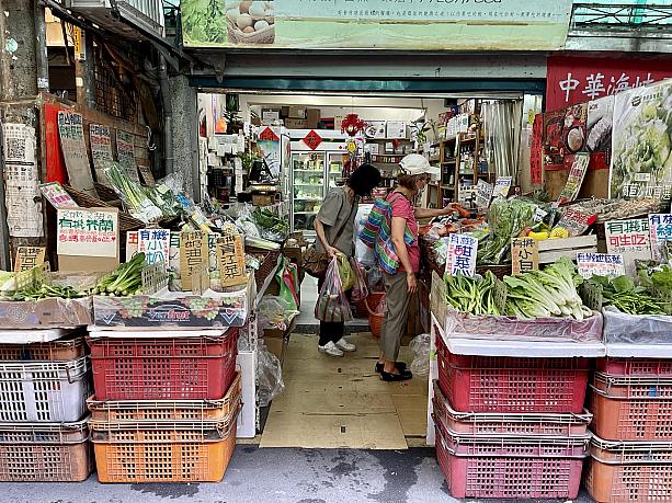 台湾LVとも言われている縦ストライプがカラフルな漁師網バッグ(茄芷袋)は、地元のおばさんたちも愛用しています。特に市場に行くとその光景をよく見掛けます