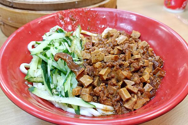 「香菇炸醬麵(しいたけ入りジャージャー麺)」も人気商品です。つるんとした麺と味染み沁みの肉みそ、そしてシャキシャキきゅうりの相性が抜群！