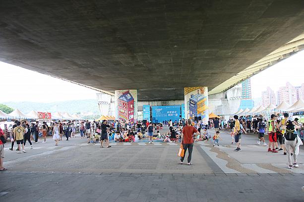 台北市会場最大の魅力は、屋台！昨年はありませんでしたが、今年は大直橋の下に設けられました。これなら強い日差しも、突然降る雨にも悩まされなくて済む！ありがたや、ありがたや……
