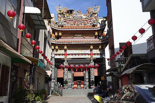 「新美街」をどんどん進んでいくと「慈蔭亭」があります。ここは台南に現存する最古の「觀音亭」のひとつで、観世音菩薩を本尊としてまつっています。