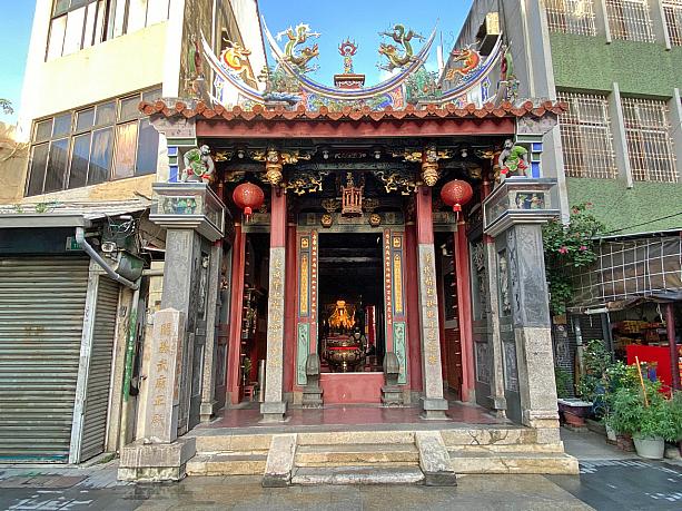さらに歩を進めると台湾全土で最も早く建立された關帝廟「開基武廟(關帝港)」が見えてきます。祀典武廟と同じく關公(関羽)がまつられていますが、祀典武廟よりも規模が小さいため「小關帝廟」とも呼ばれています。