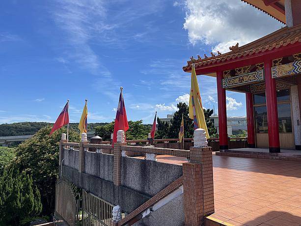 台湾とこの寺廟の旗が交互に飾られ、時折気持ちの良い風にハタハタと靡いていました