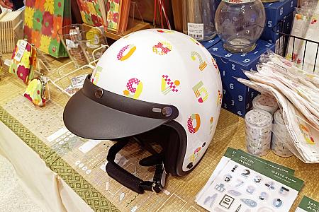 ナビが最初に気になったのはヘルメット～！やっぱりスクーター大国台湾ならではですよね。ちなみに多くの人がヘルメットを買っていましたよ～！