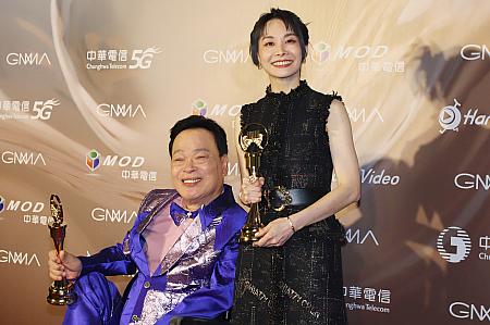 (左)『最優秀台湾語男性歌手賞』阿吉仔、(右)『最優秀台湾語女性歌手賞』鄭宜農\n