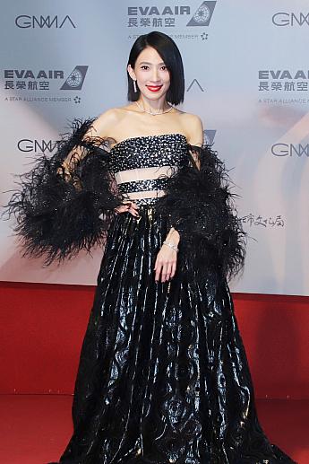 黒のドレスに真っ赤なルージュが映えた載佩妮(ペニー・ダイ)の登場！今回で5度目と、金曲賞の常連で「最優秀中国語女性歌手賞」と「最優秀作曲賞」にノミネート。プレゼンターも務めます。