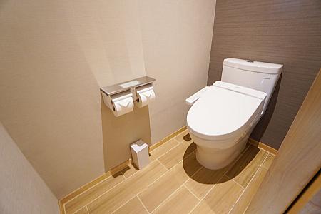 そして、トイレルームが完全にバスルームと離れているのも日本人にはポイント高いですよね！そしてトイレはウォシュレットですよ～♪
