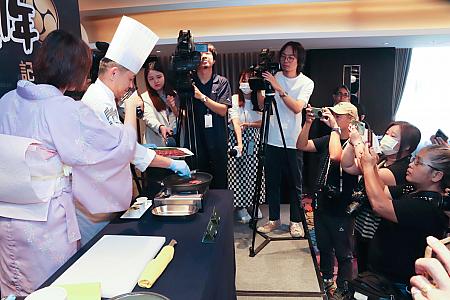 台湾メディアもこのクッキングショーを楽しみにしているようで、芦浦さんをカメラで囲みだします。これがないと記者会見なりたたん～ってくらい大人気！