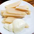 夏限定の「竹筍(タケノコ)」は、台湾風の甘いマヨネーズにつけて食べるのがおいしいですよ！タケノコ自体に甘味があるから、そのまま食べてもおいしいんです。