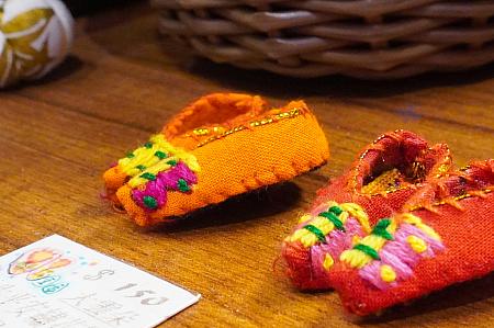 「一生平安」と糸で書かれている小さな靴も！お土産として人気ですよ！