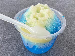 かき氷「北海道の流氷」(60元)。上の白いのはコンデンスミルクです。子どもの頃に食べて以来のブルーハワイ味でした。