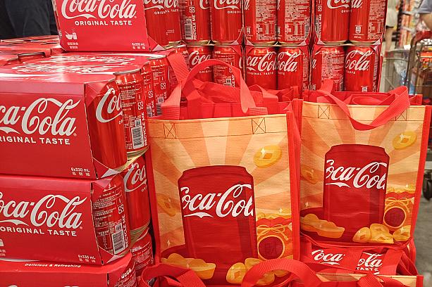 缶のコカ・コーラのセットには中華感満載の袋がついてきたりしますよ～！