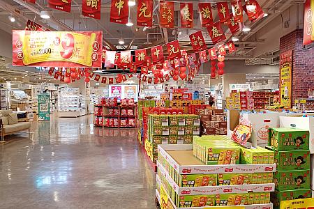 この期間は、お供え物を準備するために大型スーパーへ駆け込む人が多いんです。というわけで、ナビオフィスの近くにある「大潤發」チェ～ク！店内は「中元節」の飾りでいっぱいになっています！