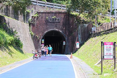 トンネルの出口と集落の広場