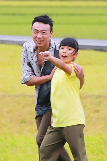子供たちと雲門舞集のダンサーたち。子供たちのやり遂げたという表情から達成感を感じます