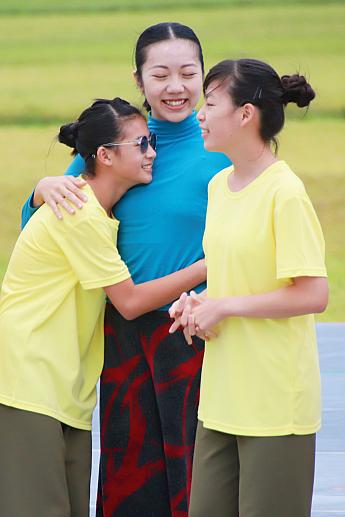 子供たちと雲門舞集のダンサーたち。子供たちのやり遂げたという表情から達成感を感じます