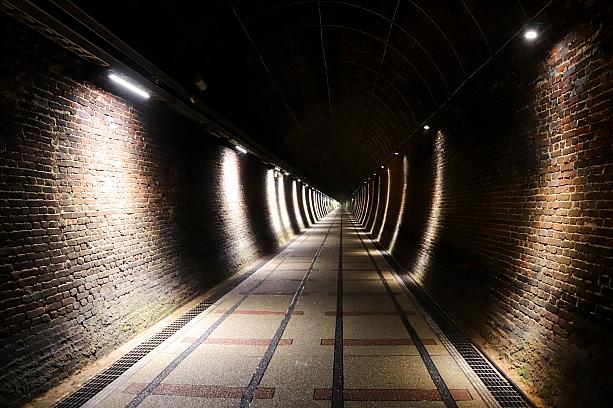 旧草嶺トンネル(福隆舊草嶺隧道)は、日本統治時代に作られた全長2,167mの元鉄道トンネルで、新北市貢寮区と宜蘭県頭城鎮を結ぶ北東部・東北角に位置しています。完成した当時は東南アジアで最も長い鉄道トンネルだったそうですよ。