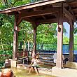 バスターミナルにほど近い「礁渓温泉公園」内には、男女別の裸で入浴できる公衆温泉や気軽に楽しめる足湯エリアも。はしご湯なんてのもいいですね～！