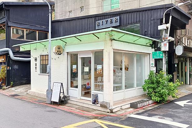 MRT「雙連」駅から目と鼻の先にある「貨室甜品」。出口1を出てMRT「中山」駅方向に歩いていけば、白いコンテナが右手に見えてきます。