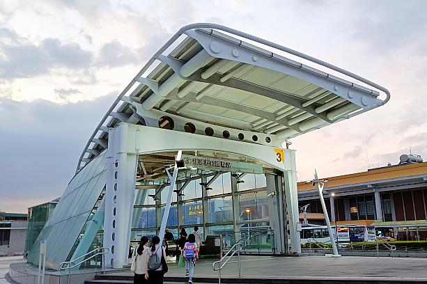 市内へのアクセスは空港と隣接しているMRTが便利です。MRT「松山機場」から台北駅へは15分ほどでアクセスできますよ。