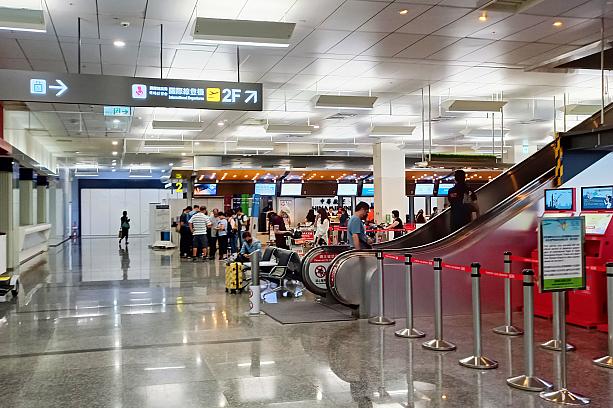 出国する方は、台湾の思い出を胸に2階へどうぞ。出国ゲートへとつながります。ここまでが第1ターミナル(国際線)でした。