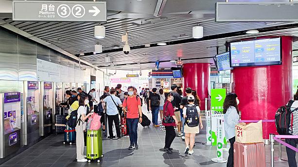 高鉄では、ナビの予想を超えるかなりの人数が降りましたが、MRT駅も混雑しています。空港へ向かう人もいるようですね。