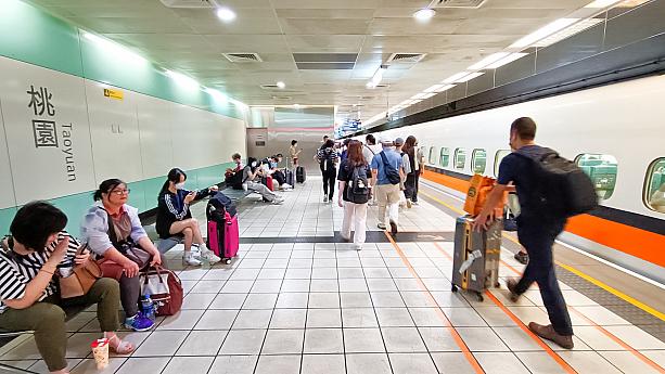 高鉄(台湾新幹線)に乗り、高鉄「桃園」駅へやってきました。台北駅からは20分ほどとアクセス便利。ちなみに、台鉄「桃園」駅は離れた場所にありますのでご注意ください。
