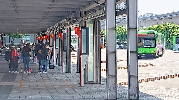 高鉄の駅を出ると、市内各所へ向かうバスのターミナルが。