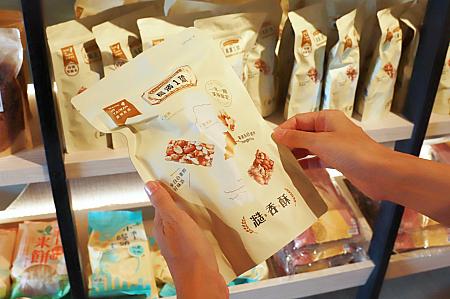 地元のお米を使ったお菓子ブランド「長濱1號」。台北でもたまにポップアップストアを展開していますよ～。こんなに商品がいっぱいあるなんて知らなかった～！