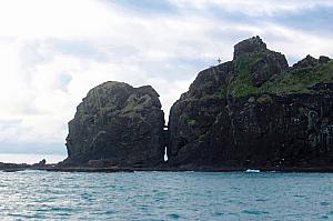 この辺りはサンゴ礁の海岸で形成され、奇岩がゴロゴロしています。島には3つの巨大な岩があり、伝説上では呂洞賓、李鐵拐、何仙姑の3人が訪れた(らしい)ことから「三仙台」と呼ばれているとか。