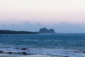 この辺りはサンゴ礁の海岸で形成され、奇岩がゴロゴロしています。島には3つの巨大な岩があり、伝説上では呂洞賓、李鐵拐、何仙姑の3人が訪れた(らしい)ことから「三仙台」と呼ばれているとか。