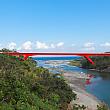 新橋「新東河橋」は、旧橋の老朽化とモータリゼーションの進展により、1992年に建設されました。海寄りに架かるこの橋は、青い海と空、緑の木々によく映えて美しい～！旧橋からの撮影がベストポジションかもしれません。