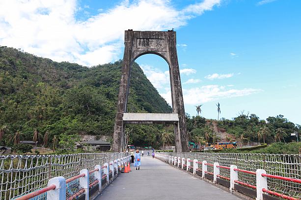 もう1つは山寄りに架けられた「旧東河橋(舊東河橋)」です。日本統治時代の1930年に土木技師・吉田一之氏によって造られたことから、旧名を「吉田橋」といいます。