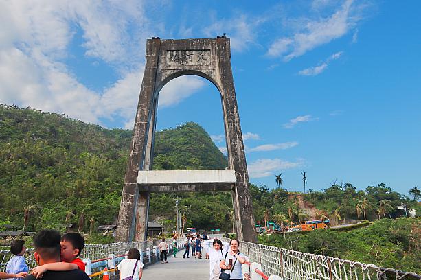 地形景観を守るため一方はアーチ型、もう一方はブラケット方式の橋脚となっていて、大変珍しいデザインなんだとか。現在は台東県の歴史建築として、また「台湾歴史建築百景」として、今でも大切にされています。旧橋は現在も歩いて渡すことは可能ですが、もっぱら観光スポットとしてにぎわいます。橋中央の橋塔は当時のまま。「東河橋」の文字が見て取れます。