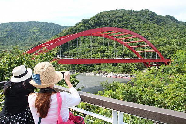 その終点地、「秀姑巒溪」の河口にかかるのが、「長虹橋」です。大自然に映えるこの橋は、橋のたもとにある「奚卜蘭遊客中心(新太平洋一號店)」から眺めるのがおすすめなんですよ。