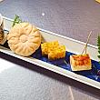 <b>前菜の盛り合わせ「秋田海の幸・山の幸」</b><br>左から「ジュンサイの酢の物」、「ハタハタの最中」、「卵寒天」、「きりたんぽの胡桃田楽」、「いぶりがっこのチーズ挟み」です。すべて秋田県の伝統的な郷土料理の技法が取り入れられていますよ。特に食べる順番などはないので、自由に食べてくださいね！
