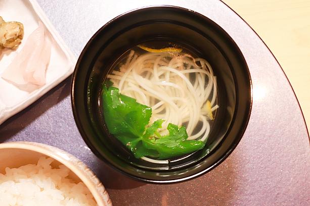そうめんのような麺が入った鯛のすまし汁は、深みのあるスープで、魚のうま味がたっぷり