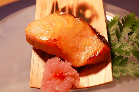 <b>「焼き物」しょっつるの鮭焼き</b><br>ハタハタから作られる、日本三大魚醤ひとつ「しょっつる」で漬け込んで焼き上げた鮭の焼き物。鮭に「しょっつる」の独特で味わい深いうま味がよくしみ込んでいて、鮭のうま味が倍増！
