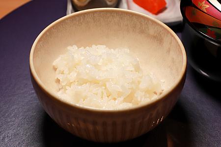 <b>「ご飯と留め椀、香の物」</b><br>米どころ秋田県の傑作と名高い「サキホコレ」はおととしに発売された新しいお米です。こちらもお米のおいしさを存分に味わってほしいという思いから、新米を炊いた白米で提供。見るからにおいしい！とわかる艶やかさでご飯好きナビのテンションはマックスに！もちもちとした食感、噛むほどにうま味・甘味が口いっぱいに広がって、幸せ～！付け合わせもあるけれど、実はご飯だけでおかわりしちゃいたくなるほどおいしゅうございました。