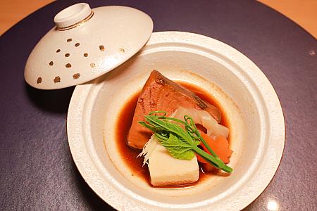 <b>「煮物」スキの黒味噌煮</b><br>秋田県の最南部・湯沢地方で作られる伝統味噌の黒味噌は、米と大豆を3年以上熟成させてつくるため、色は黒いですが、塩分の角が取れて味がまろやかになるそう。色の割に柔らかい味付け！高野豆腐にこの汁をふくませて、全部飲み干したくなるほど♡