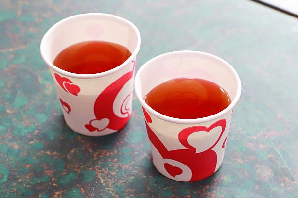 ウーロン茶といえば半発酵のお茶ですが、紅烏龍茶は紅茶と同じく完全発酵。そのため紅茶のような琥珀色をしています。お味はというと、紅茶みたいな、ウーロン茶みたいな……。