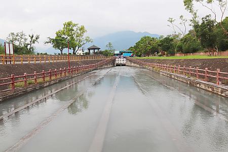 続いてやってきたのが、水路と水車がある公園・池上圳進水口水利公園です。