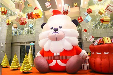 おっきなおっきなマスコットの「桑塔熊(サンタグマ)」が、プレゼントを横に鎮座しています。日本ではクマのニュースが世間を騒がせておりますが、こちらのクマは安心してください、人は襲いませんから！