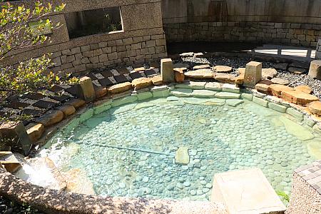大衆SPAエリアでは、泉質の異なる温泉を楽しめます(要水着着用)