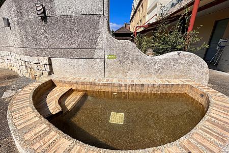大衆SPAエリアでは、泉質の異なる温泉を楽しめます(要水着着用)