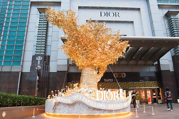 ここ数年毎年協賛している「Dior」のクリスマスツリーは松智路側の入り口に！