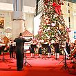 さらに12月の週末(土・日曜日)の14～18時には500人近い児童が「台北101夢想舞台耶誕音樂會」でパフォーマンスを行います。オーケストラの演奏だったり、ロックバンド、原住民集落の合唱など……、真剣な表情でパフォーマンスする姿にじ～んとするはずです。