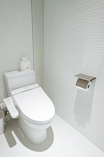 バス・トイレが完全分離なのは老爺グループホテルの特徴です。「ザ・プレイス」はバスタブこそありませんが、日本スタイルに近い浴室分離はうれしい限りです。シャワートイレもついています。