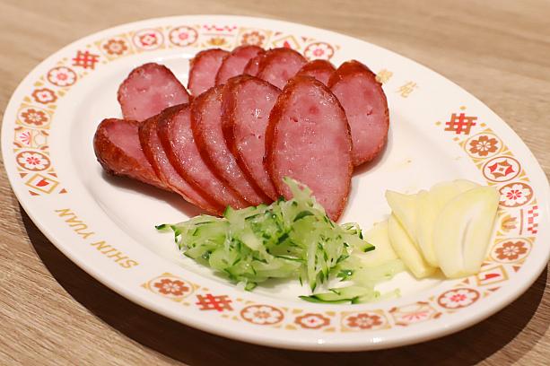 <b>經典台灣香腸130元</b><br>台湾産の黒豚を使った台湾風のソーセージです。屋台でも食べられるけど、こちらは上品な味。付け合わせのキュウリやニンニクといっしょにどうぞ～！