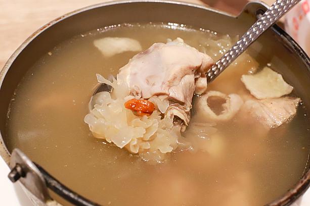 <b>補氣黑蒜燉雞湯170元(1人分)※写真は大人数用</b><br>そうそう、台湾の宴会でいただくコース料理ってスープが2種類出たりします。だからかな、スープの種類がた～くさん。こちらは雲林産の自然発酵黒ニンニクと放牧地鶏のスープで、滋養強壮にもマル。身体が温まり、寒い季節にぴったりです。