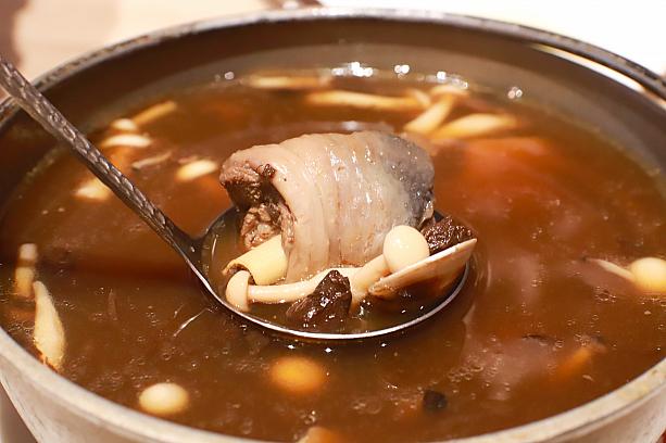 <b>甘味糯米人蔘雞170元(1人分)※写真は大人数用</b><br>朝鮮人参ともち米入りのスープは韓国のサムゲタンみたいだけど、具材はそれぞれスープの中へ。肉質がしまっているのは台湾地鶏を使っているから。やさしい風味のスープです。